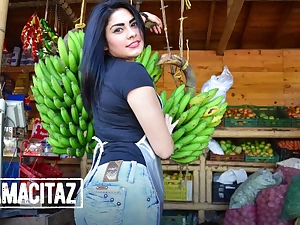 Witness how this unexperienced Latina devora Robles gets her cunny boned by a massive manhood in HD